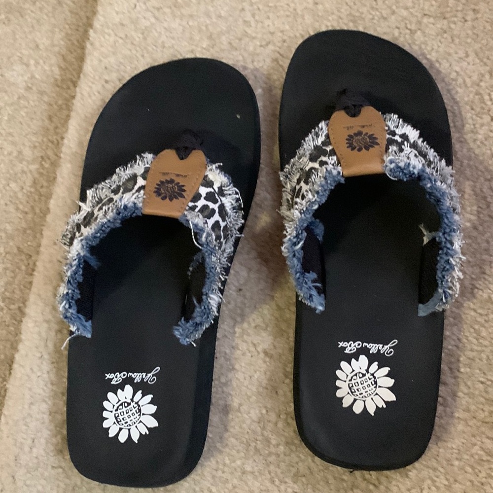 Yellow box leopard print canvas sandals